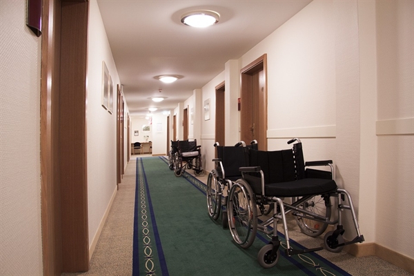 8층에 있는 할매는 목욕을 하러 휠체어에 앉아 엘리베이터를 타고 다른 층에 있는 목욕실까지 간다. 