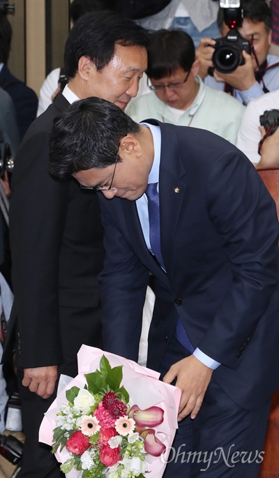 바른미래당 신임 원대대표로 선출된 오신환 의원이 15일 오전 국회에서 열린 의원총회에서 손학규 대표와 인사한 후 자리로 향하고 있다. 