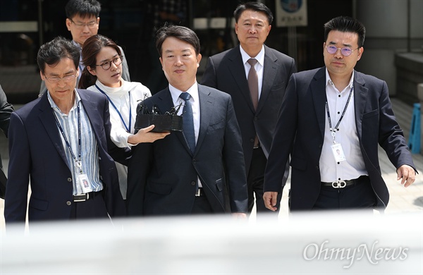 박근혜 전 대통령 시절 국회의원 선거에 불법 개입한 혐의를 받고 있는 강신명(가운데), 이철성(오른쪽 두번째) 전 경찰청장이 5월 15일 오후 서울 서초구 서울중앙지방법원에서 구속 전 피의자 심문(영장실질심사)을 마친 뒤 호송차량에 오르고 있다.