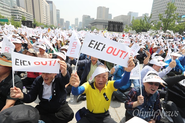 15일 오후 서울 광화문광장에서 서울개인택시운송사업조합원들이 '타다(차량 공유서비스) 퇴출 끝장 집회'를 개최했다.