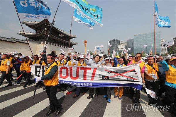 15일 오후 서울 광화문광장에서 열린 '타다(차량공유서비스) 퇴출 끝장 집회'에 참가한 서울개인택시운송사업조합원들이 청와대앞까지 행진하고 있다.