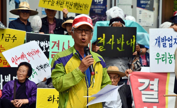 김영진 공주시 이통장협의회 정안지회장이 대표로 결의문을 낭독하고 있다.