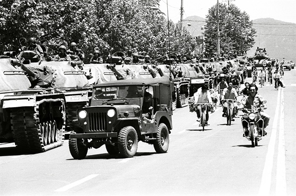 1980년 5월 28일 광주민주화운동을 진압한 계엄군 탱크들이 도로에 세워져 있다.