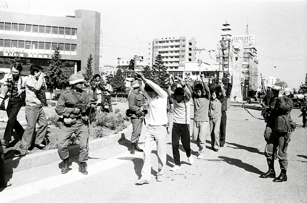 5.18민주화운동당시 계엄군이 시민들을 연행하고 있다. 1980.5.27