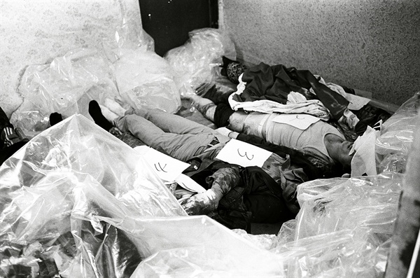 5.18민주화운동 당시 광주 적십자병원 시체 안치실의 모습. 1980.5.28