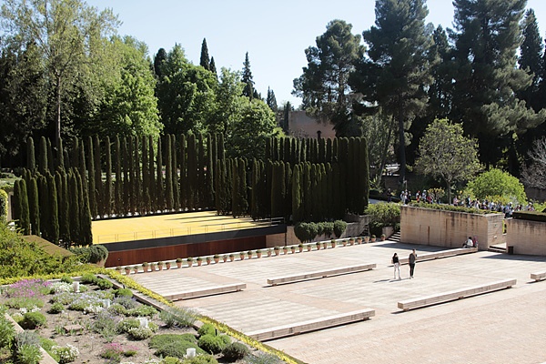 알함브라 궁전 내에 있는 야외 공연장 모습으로 사이프러스 나무로 둘러싸여 있다. 스페인에서는  사이프러스 나무를 성스러운 나무로 여긴다