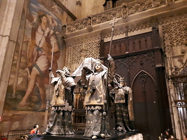 세비야 대성당 안에 있는 컬럼버스 무덤 모습. 네명의 왕들이 컬럼버스의 관을 들고 있는 것을 보면 컬럼버스가 스페인에 얼마나 큰 공헌을 했는가를 짐작할 수 있다. 