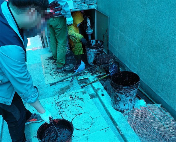 부산대병원 시설노동자들의 작업모습
