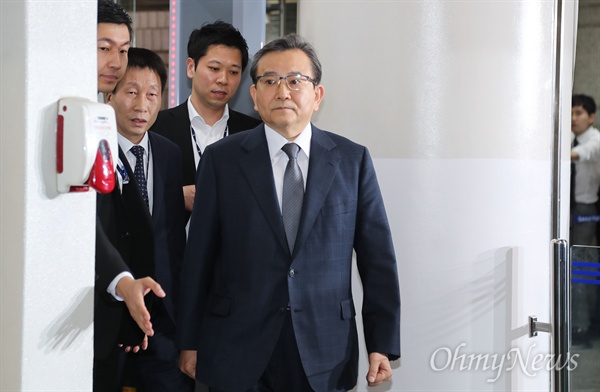 뇌물 혐의를 받고 있는 김학의 전 법무부차관이 16일 오전 서울중앙지법에서 영장실질심사(구속 전 피의자심문)를 받기 위해 도착하고 있다.
