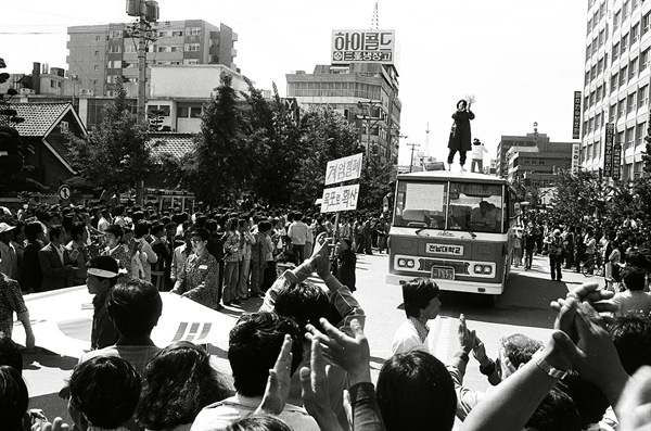 5.18민주화운동 당시 군부통치 결사반대를 외치며 시위하는 시민들. 전남대학교 버스도 보인다. 1980.5.24