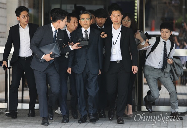 뇌물 혐의를 받고 있는 김학의 전 법무부차관이 16일 오전 서울중앙지법에서 영장실질심사(구속 전 피의자심문)를 받은 후 대기장소로 가기 위해 법원을 나오고 있다.