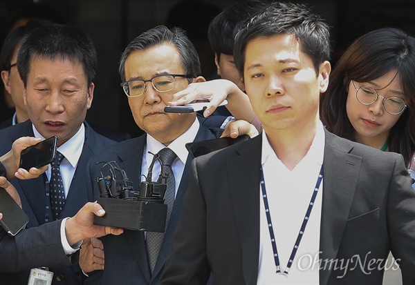 뇌물 혐의를 받고 있는 김학의 전 법무부차관이 지난 5월 16일 오전 서울중앙지법에서 영장실질심사(구속 전 피의자심문)를 받은 후 대기장소로 가기 위해 법원을 나오고 있다.