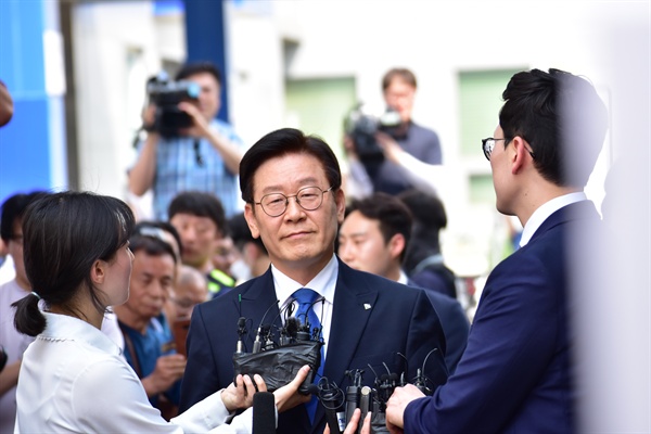  이재명 경기도지사가 16일 오후 수원지법 성남지원에서 열린 1심 선고 공판에 참석하고 있다.