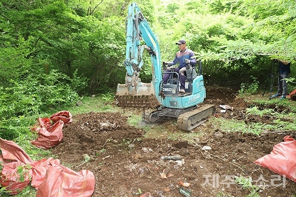 제주 한라산 성판악휴게소 인근에서 발견된 30년 묵은 쓰레기더미