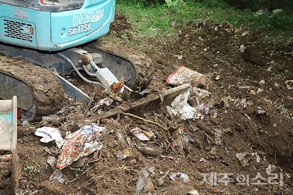 제주 한라산 성판악휴게소 인근에서 발견된 30년 묵은 쓰레기더미