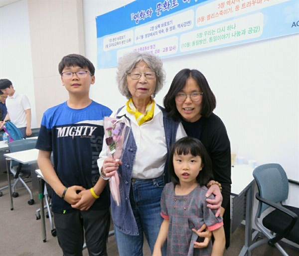  김우석 학생 김대실 감독, 우석 학생의 동생과 엄마  초등 학생을 데리고 영화를 관람한 한 엄마