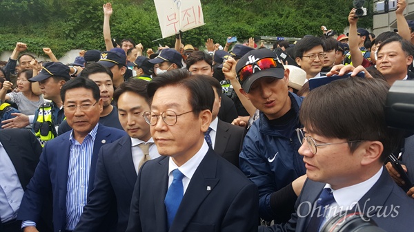  이재명 경기도지사가 16일 직원남용 및 공직선거법 위반 혐의에 대해 ‘무죄’를 선고받은 뒤, 지지자들의 응원을 받으며 법원을 나서고 있다.  
