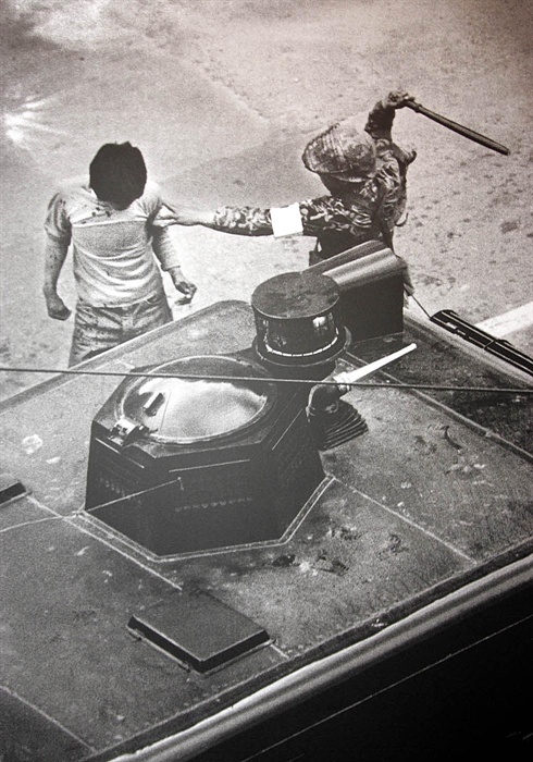 1980년 5월 19일 금남로에서 계엄군이 한 시민을 진압봉으로 폭행하고 있다. 사진은 당시 전남매일 나경택 기자가 촬영했다. <저작권자 ⓒ 2004 연 합 뉴 스. 무단전재-재배포 금지.>