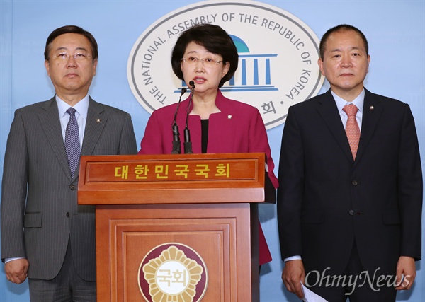 자유한국당 윤리특위 위원인 김승희, 김종석, 성일종 의원이 17일 오전 국회 정론관에서 기자회견을 열고 있다. 