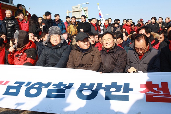 통일대교 남단에서 연좌 농성중인 자유한국당 지도부