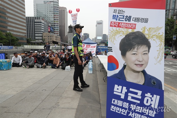 대한애국당 농성천막 입구에 박근혜 대통령 석방을 촉구하는 현수막에 설치되어 있다.