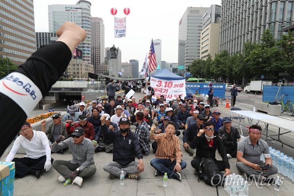 17일 오전 천막 추가 설치를 시도하다 경찰의 제지로 무산된 후 대한애국당원들이 연좌농성을 벌이고 있다.