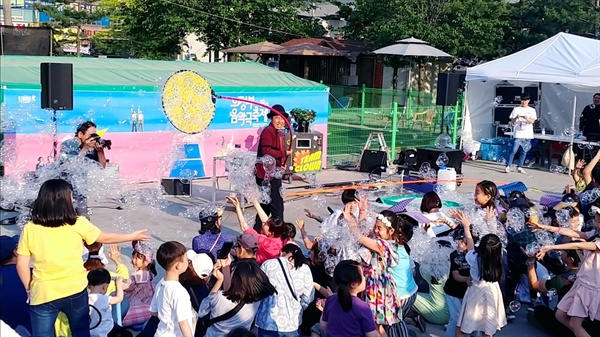  팀클라운의 '경상도비눗방울'은 아이 어른 할것없이 크고작은 비눗방울의 다양한 모습과 배우의 구수한 입담에 즐거운 의정부음악극축제 분위기를 만들어주었다.