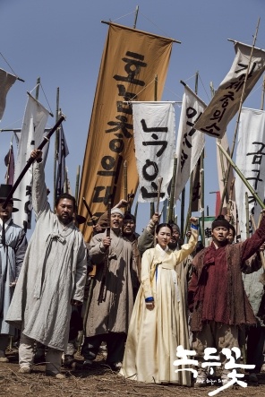  전붕준(최무성 분, 왼쪽)과 함께 혁명운동에 참여한 백이강(조정석 분). 