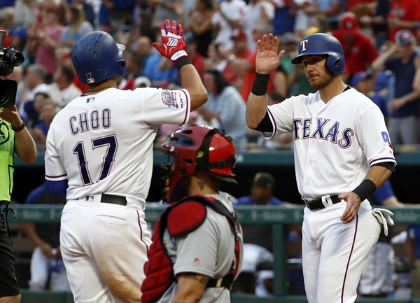  텍사스 레인저스의 추신수(왼쪽)가 2019년 5월 18일(한국시간) 세인트루이스전 투런 홈런을 터뜨린 후 동료 제프 메티스(오른쪽)와 자축하고 있다. 