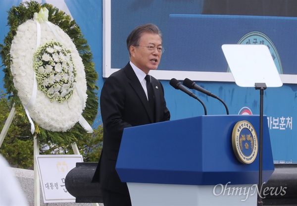 문재인 대통령이 18일 오전 광주 북구 국립5·18민주묘지에서 열린 제39주년 5·18민주화운동 기념식에 참석해 기념사를 하고 있다. 