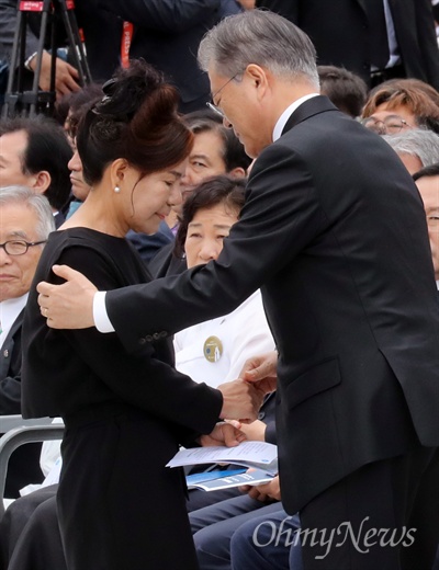 5·18 당시 가두방송 담당했던 박영순 씨 위로하는 문재인 대통령 문재인 대통령이 18일 오전 광주 북구 국립5·18민주묘지에서 열린 제39주년 5·18민주화운동 기념식에서 당시 가두방송을 담당했던 박영순 씨의 손을 잡고 위로하고 있다.