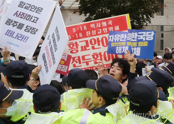 "황교안이 전두환이다" 황교안 자유한국당 대표가 18일 오전 광주 북구 국립5·18민주묘지에서 열린 제39주년 5·18민주화운동 기념식에 참석하기 위해 도착하자 일부 시민들이 5?18 망언 의원 징계와 5?18특별법 개정안 처리 등 밀린 숙제를 해결하지 않고 '빈손'으로 재차 광주 방문을 강행한 것에 대해 항의하며 "황교안이 전두환이다" 구호를 외치고 있다. 