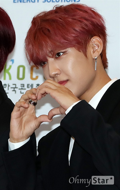 '드림콘서트' AB6IX 박우진, 눈부신 눈빛 AB6IX의 박우진이 18일 오후 서울 성산동 서울월드컵경기장에서 열린 <제25회 2019 드림콘서트> 포토월에서 포즈를 취하고 있다.