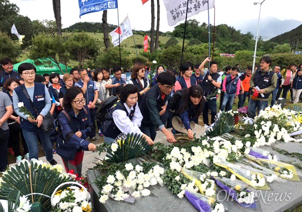 민주노총 경남본부 조합원들이 18일 광주 민족민주열사묘역을 합동 참배했다.