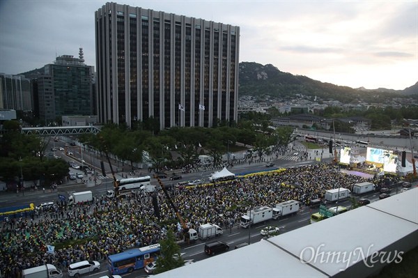 18일 오후 서울 종로구 광화문광장에서 열린 ‘노무현 대통령 서거 10주기 시민문화제’에 수많은 시민들이 모여 노 전 대통령을 추모하고 있다.