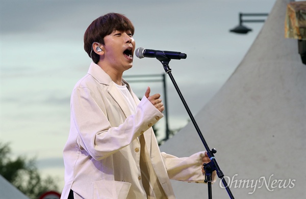 18일 오후 서울 종로구 광화문광장에서 열린 ‘노무현 대통령 서거 10주기 시민문화제’에서 밴드 데이브레이크가 노래 ‘좋다’를 열창하고 있다.
