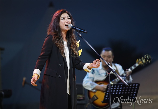 18일 오후 서울 종로구 광화문광장에서 열린 ‘노무현 대통령 서거 10주기 시민문화제’에서 말로밴드가 노래 ’SUNNY’를 열창하고 있다.