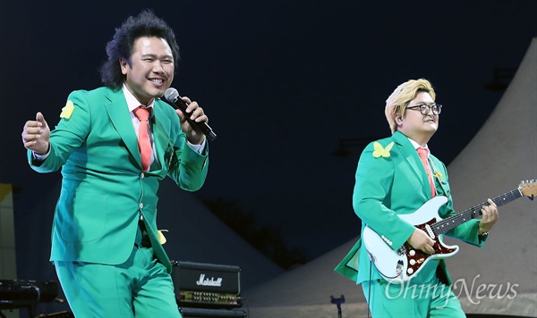 18일 오후 서울 종로구 광화문광장에서 열린 ‘노무현 대통령 서거 10주기 시민문화제’에서 육중완밴드가 노래 ’차차’를 열창하고 있다.