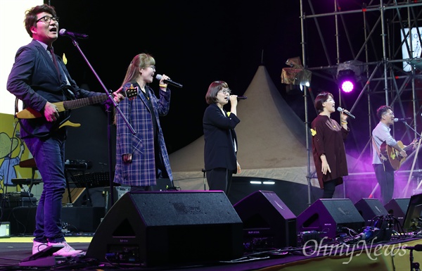 18일 오후 서울 종로구 광화문광장에서 열린 ‘노무현 대통령 서거 10주기 시민문화제’에서 노래패 우리나라가 노래 ’다시 광화문에서’를 열창하고 있다.
