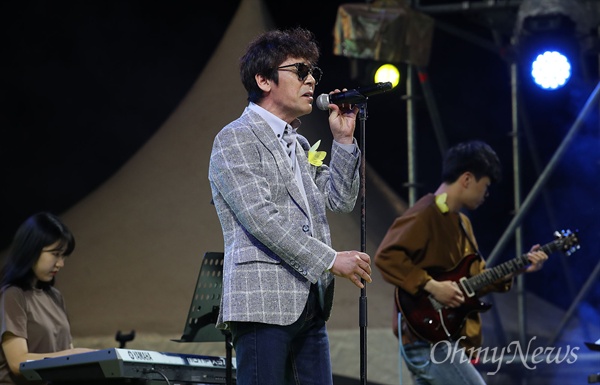 18일 오후 서울 종로구 광화문광장에서 열린 ‘노무현 대통령 서거 10주기 시민문화제’에서 가수 조관우가 노래 꽃밭에서’를 열창하고 있다.