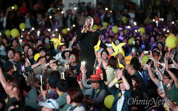 18일 오후 서울 종로구 광화문광장에서 열린 ‘노무현 대통령 서거 10주기 시민문화제’에서 가수 이은미가 노래 ’인간적인 너무나 인간적인’을 열창하고 있다.