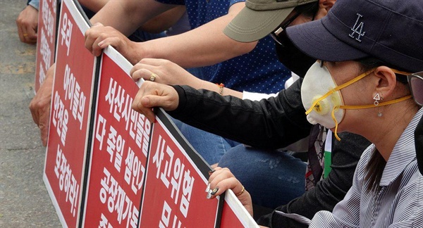 연이은 사고로 주민 불안이 커지는 가운데 18일 규탄집회를 가진 이들은 “노사분쟁을 빌미로 무리하게 비전문가를 공정에 투입해 두 번째 대형사고가 발생했다”면서 “그동안 인근 주민들과 시민단체는 (이 같은 사고가) 반복될 것을 우려해, 사측에 공장 재가동 시도 중단과 노사 대화에 적극 나설 것”을 요구해왔지만 “(사측은) 여전히 무리하게 공장을 운영했다”며 사고 책임은 사측에 있다고 밝혔다. 