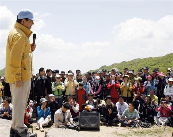 2007년 5월 19일, 무등산 장불재에 올라 산상 연설을 하고 있는 노무현 대통령.
