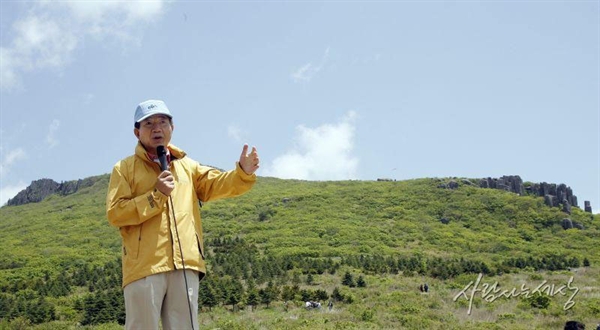 2007년 5월 19일, 광주 무등산 장불재에 올라 연설을 하고 있는 노무현 대통령. 뒤로는 입석대와 서석대가 보인다.
