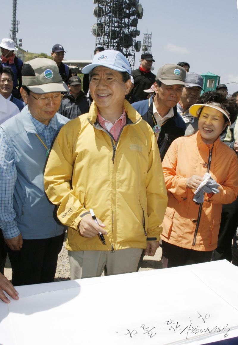 2007년 5월 19일, 광주 무등산 정상 장불재에서 글귀를 쓰고 활짝 웃는 노무현 대통령.