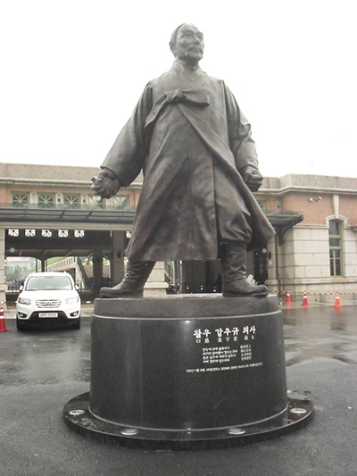  서울역의 강우규 동상