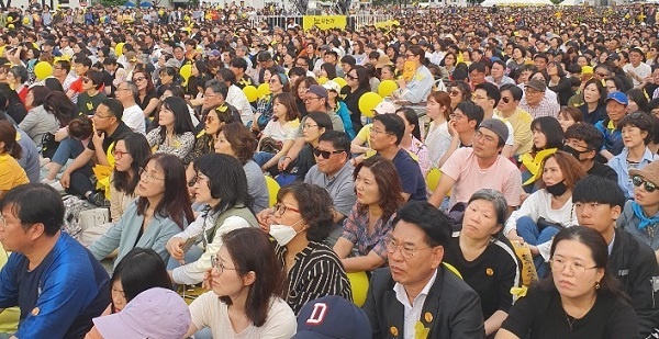18일 오후 고 노무현 대통령 서기 10주기 서울 광화문 시민문화제에 참석한 시민들이다.