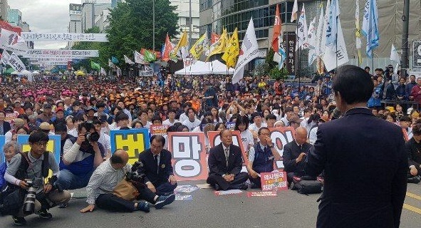 박원순 서울시장이 18일 오후 광주 금남로에서 열린 5.18범국민대회에서 발언을 하고 있다. 