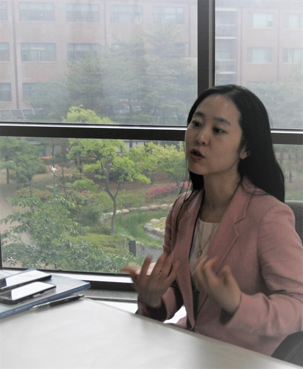 2019 춘계학술대회 행사장 앞에서 즉석으로 이뤄진 인터뷰 장면