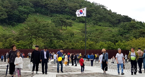 고 노무현 전 대통령 서거 10주기를 앞둔 19일 김해 봉하마을 묘역에 참배객들이 줄을 이었다.